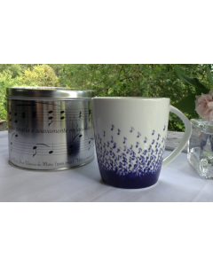Tazza di porcellana in scatola di latta